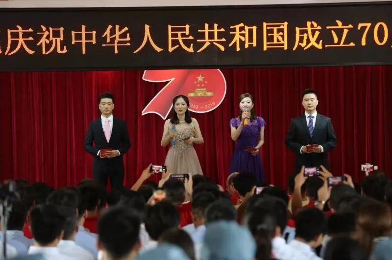 美国一马戏团卡车起火 警察变身牧马人